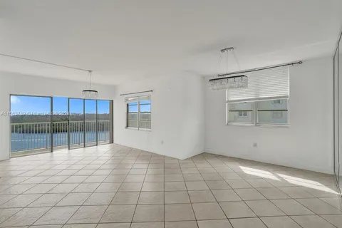 300 Bayview Dr # 906, Sunny Isles Beach FL 33160