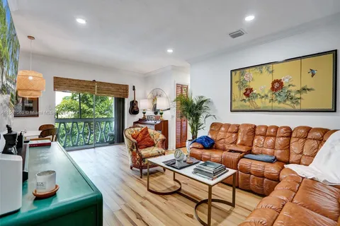 35 Edgewater Dr # 202, Coral Gables FL 33133