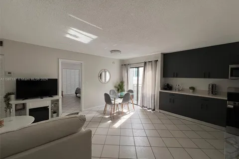 753 Michigan Ave # 3C, Miami Beach FL 33139