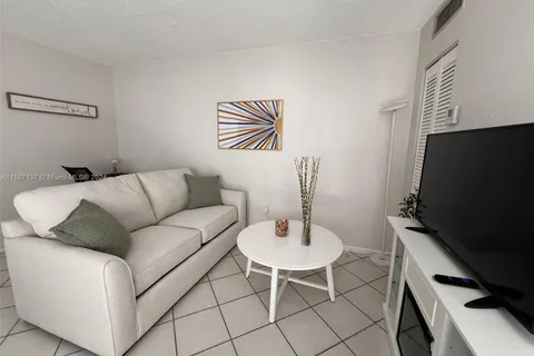 753 Michigan Ave # 3C, Miami Beach FL 33139