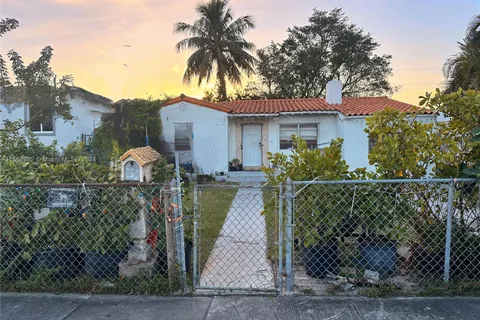 810 NW 17th Ct, Miami FL 33125