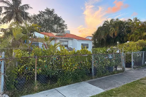 810 NW 17th Ct, Miami FL 33125