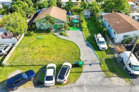 6738 SW 14th St, Miami FL 33144