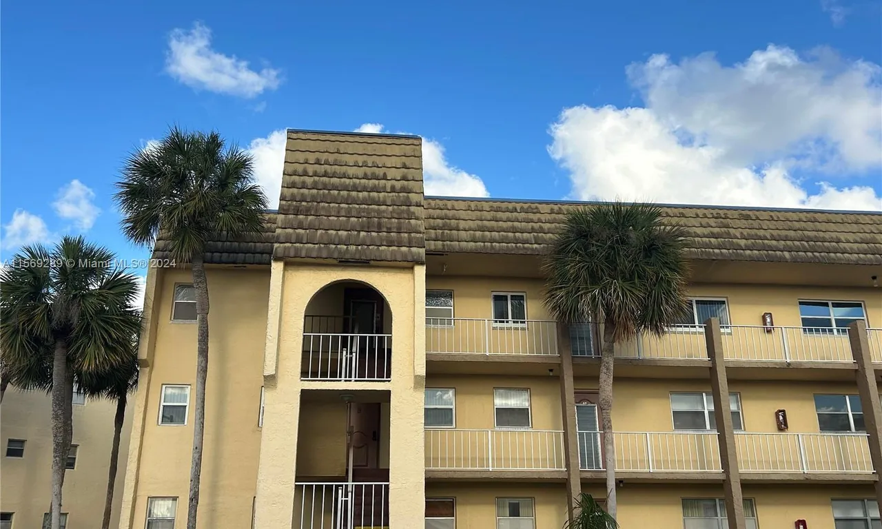 8465 Sunrise Lakes Blvd # 202, Sunrise FL 33322