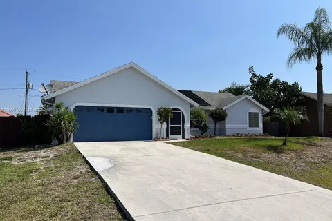 863 SW Mccomb Ave, Port St. Lucie FL 34953