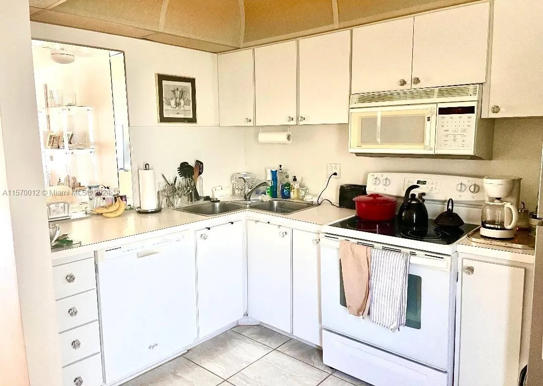 465 Paradise Isle Blvd # 101, Hallandale Beach FL 33009