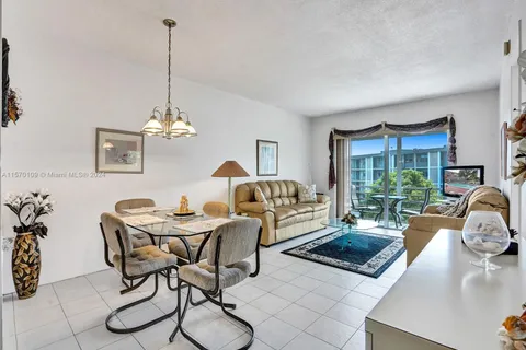 2881 NW 47th Ter # 310, Lauderdale Lakes FL 33313