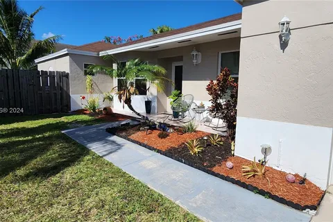 9829 SW 221st St, Cutler Bay FL 33190