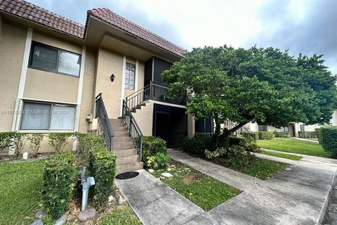 302 Lakeview Dr # 204, Weston FL 33326