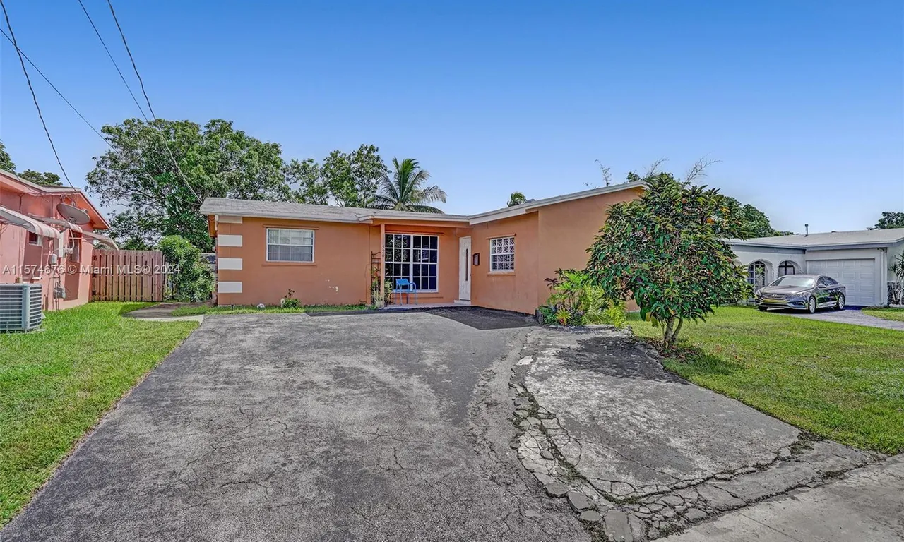 8520 NW 24th Pl, Sunrise FL 33322