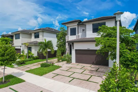 8911 NW 160th Ter, Miami Lakes FL 33018