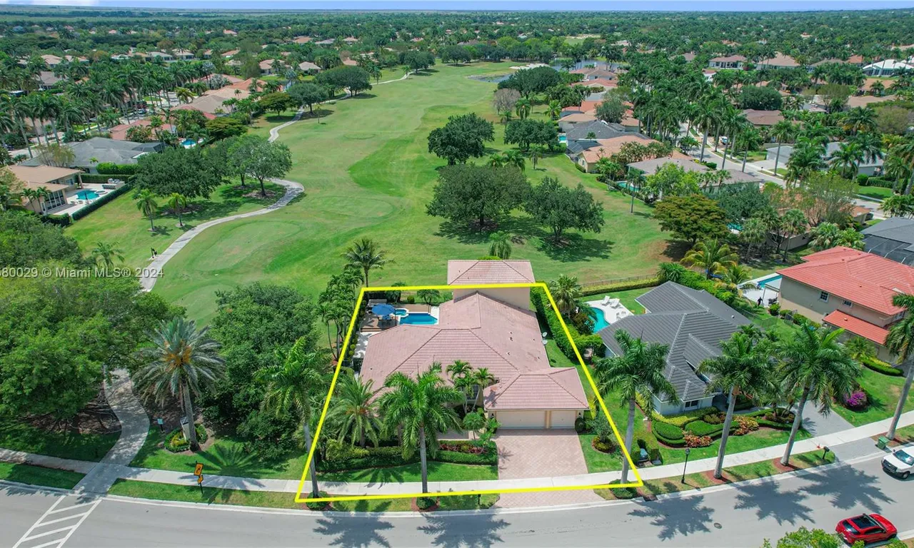 2541 Golf View Dr, Weston FL 33327