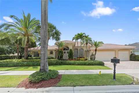 2541 Golf View Dr, Weston FL 33327