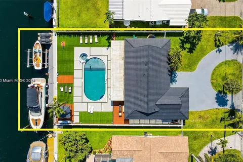 442 Tamarind Dr, Hallandale Beach FL 33009