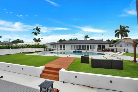 442 Tamarind Dr, Hallandale Beach FL 33009