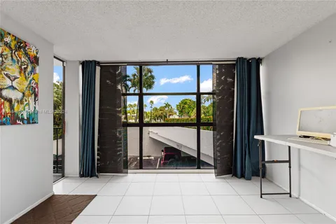 600 Parkview # 227, Hallandale Beach FL 33009