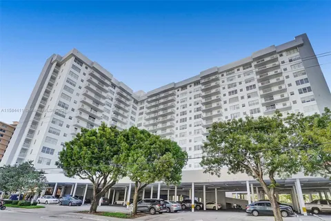 137 Golden Isles Dr # 611, Hallandale Beach FL 33009