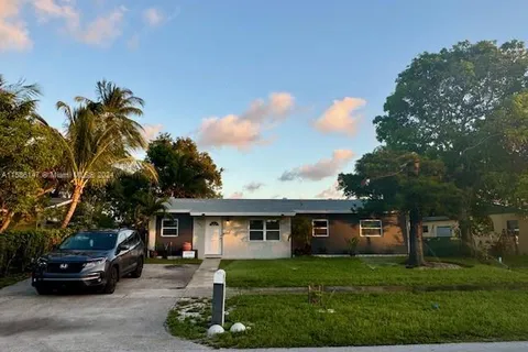 550 SW 11th Dr, Deerfield Beach FL 33441