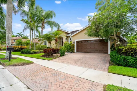 2575 Jardin Dr, Weston FL 33327