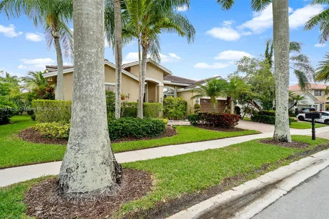 2575 Jardin Dr, Weston FL 33327