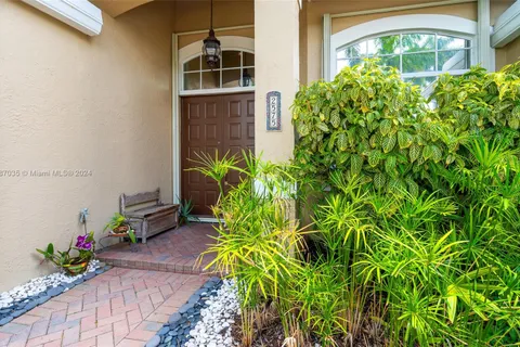 2575 Jardin Dr, Weston FL 33327