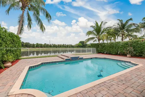 701 Nandina Dr, Weston FL 33327