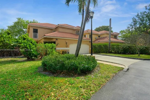 11235 Lakeview Dr, Coral Springs FL 33071