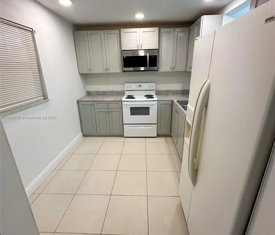 2850 Somerset Dr # 414L, Lauderdale Lakes FL 33311