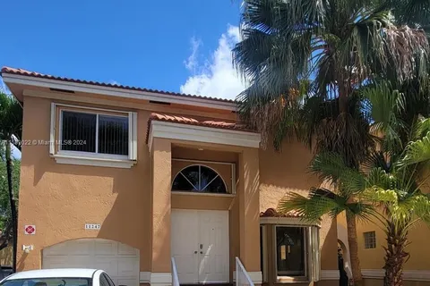 11247 Lakeview Dr, Coral Springs FL 33071