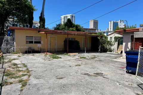 445 SW 4th St, Miami FL 33130