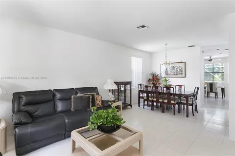 4032 Pinewood Ln, Weston FL 33331