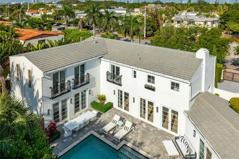 2887 Pine Tree Dr, Miami Beach FL 33140