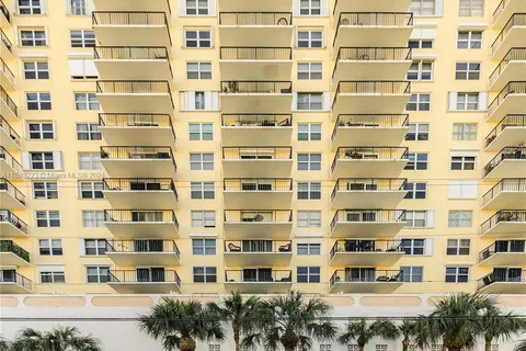 427 Golden Isles Dr # 5H, Hallandale Beach FL 33009