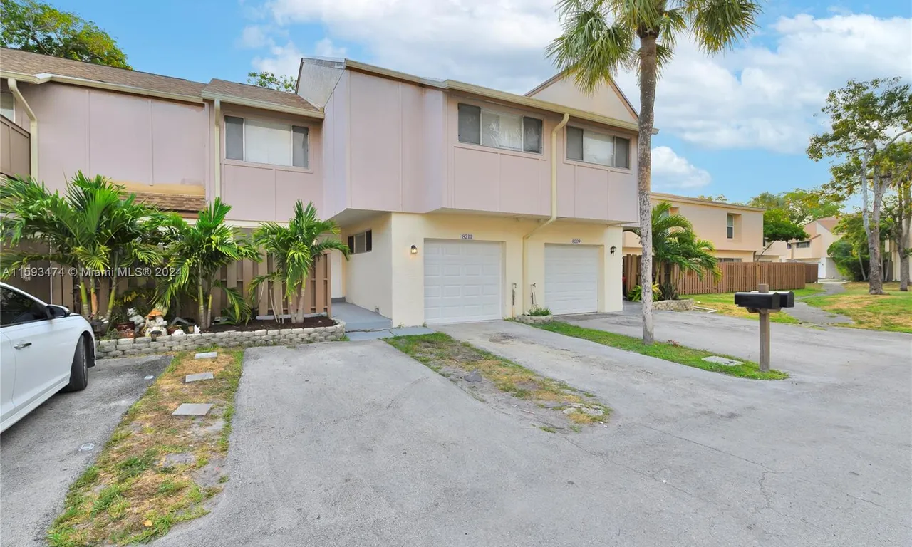 8211 NW 8th St # 2, Plantation FL 33324