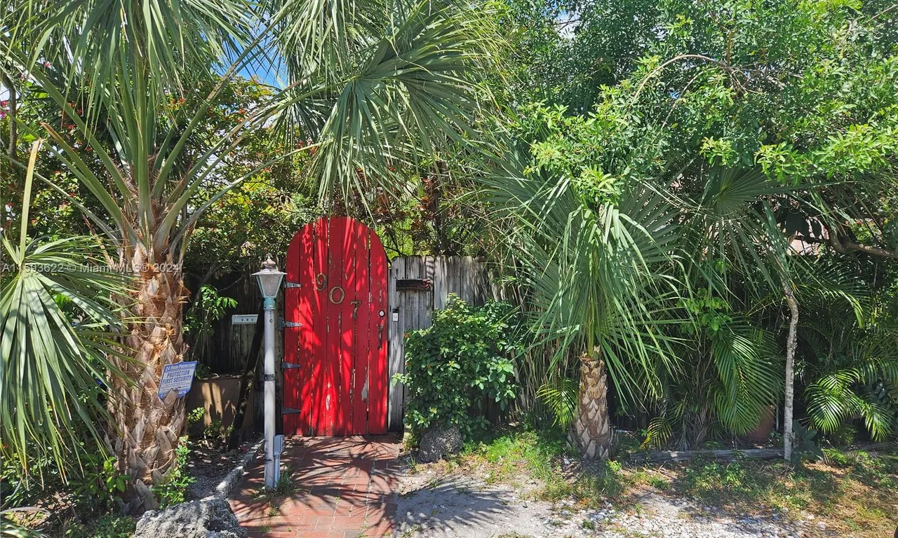 907 SW 15th Ter, Fort Lauderdale FL 33312