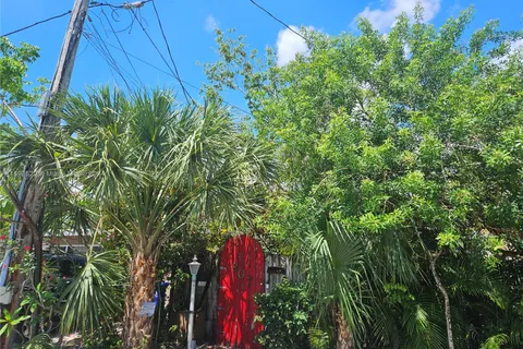 907 SW 15th Ter, Fort Lauderdale FL 33312