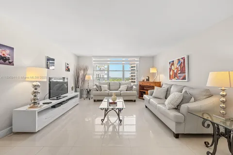 5161 Collins # 910, Miami Beach FL 33140