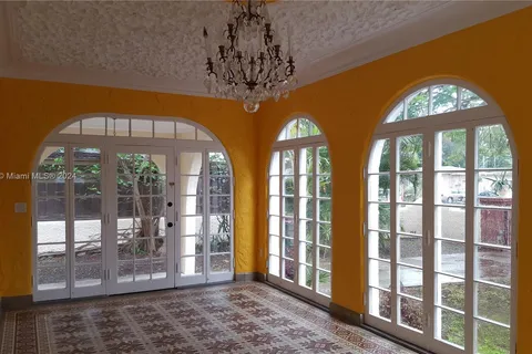 34 SW 8th St, Hallandale Beach FL 33009