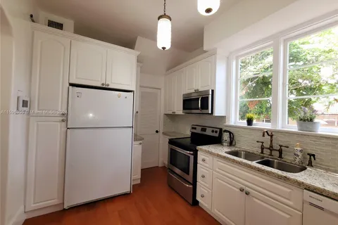 34 SW 8th St, Hallandale Beach FL 33009