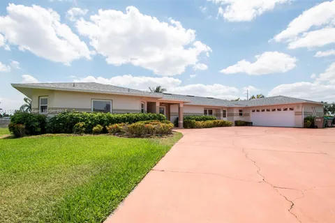 3528 SE 16th PL, Cape Coral FL 33904