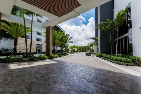 16385 Biscayne Blvd # 1103, North Miami Beach FL 33160