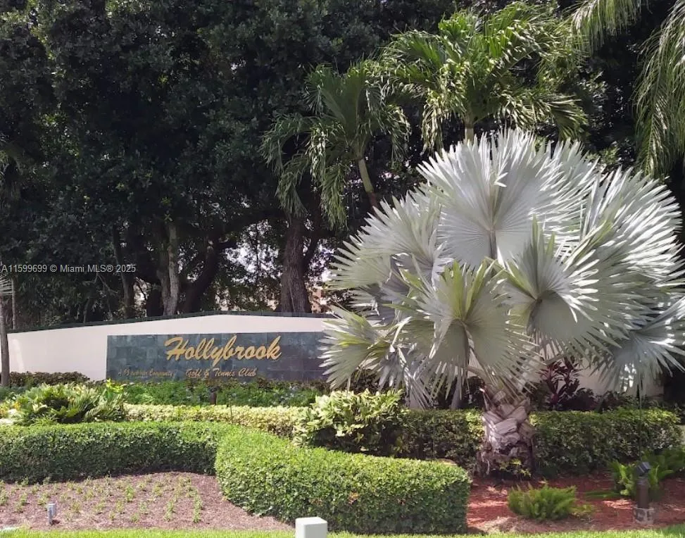 9410 N Hollybrook Lake Dr # 304, Pembroke Pines FL 33025