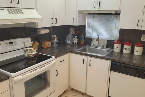 9410 N Hollybrook Lake Dr # 304, Pembroke Pines FL 33025