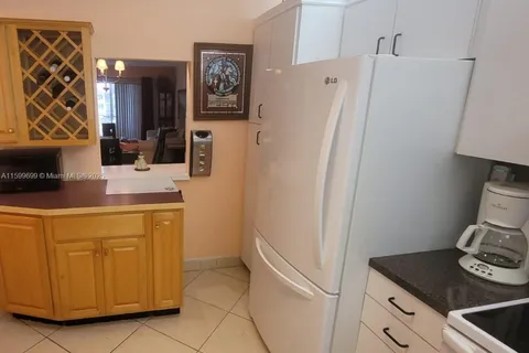 9410 N Hollybrook Lake Dr # 304, Pembroke Pines FL 33025
