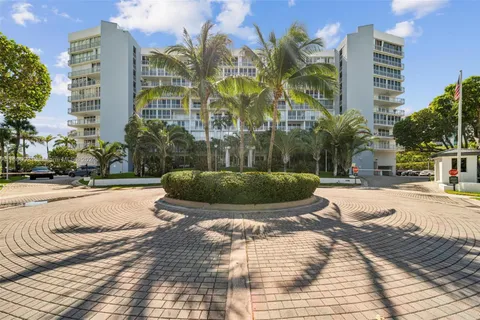 600 Grapetree Dr, Key Biscayne FL 33149