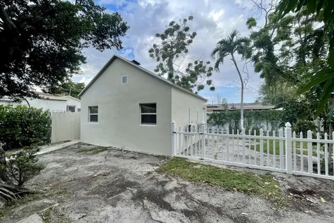 4293 NW 2nd St, Miami FL 33126