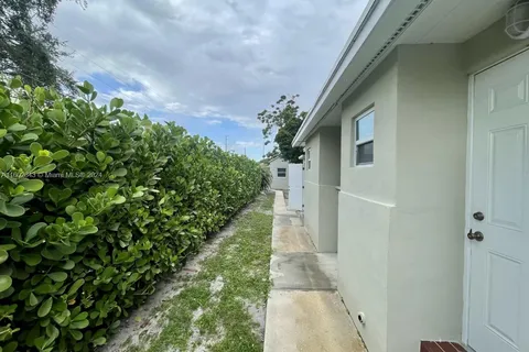 4293 NW 2nd St, Miami FL 33126