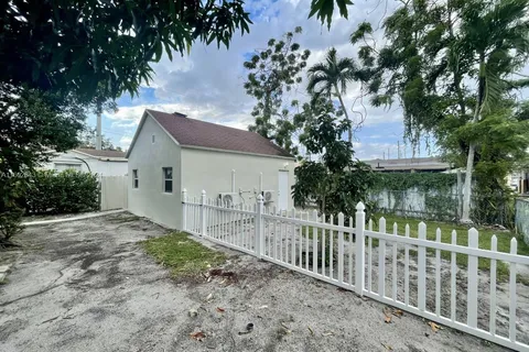 4293 NW 2nd St, Miami FL 33126