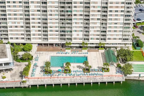 300 Bayview Dr # 402, Sunny Isles Beach FL 33160