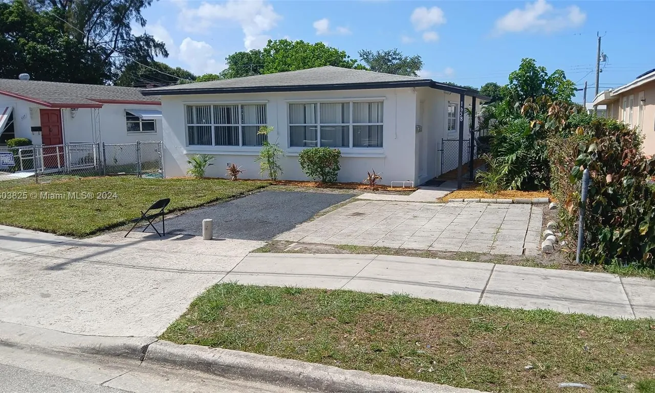 1658 W 10th St, Riviera Beach FL 33404